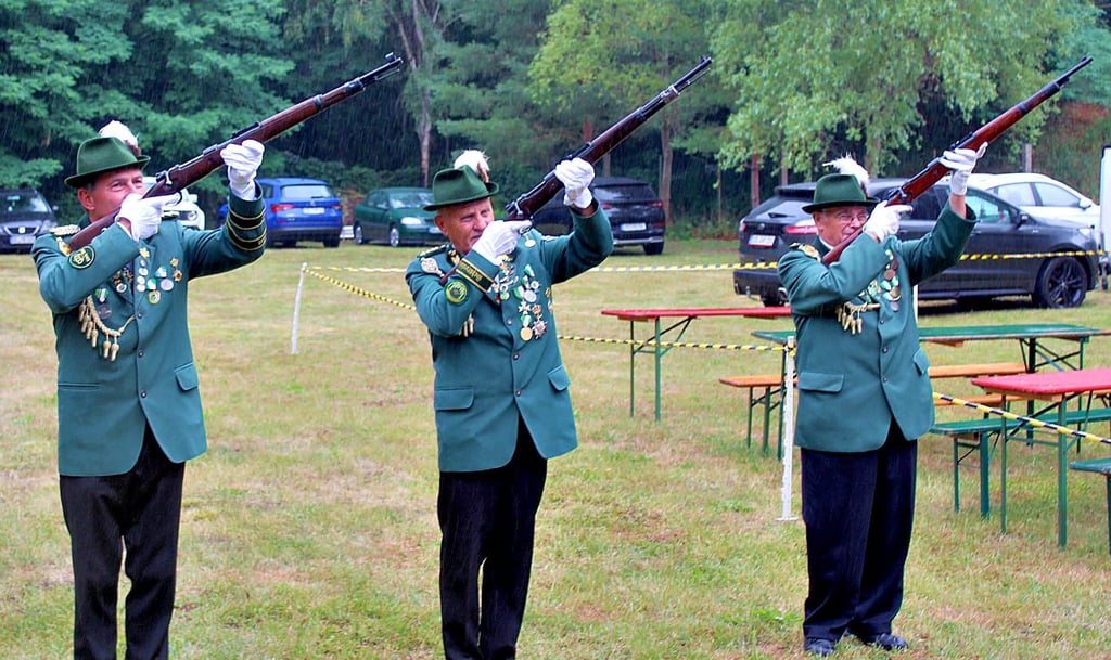 Mit Salutschüssen wurden die alten Majestäten verabschiedet und die neuen begrüßt.