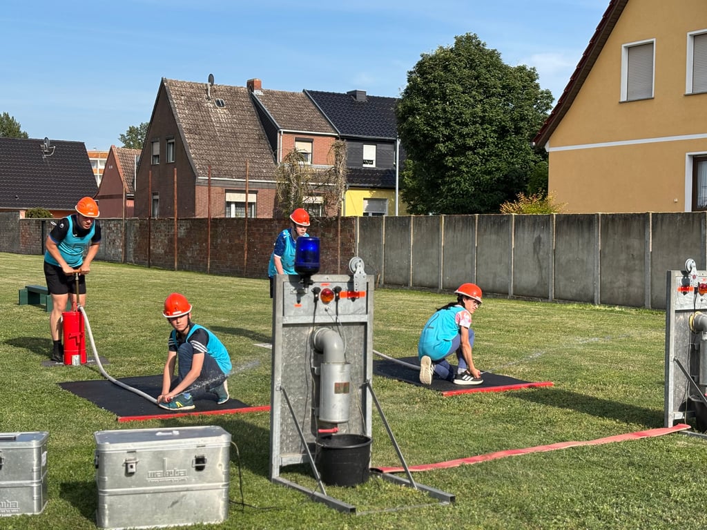 Die Mitglieder der Jugendfeuerwehr Olvenstedt trainieren aktuell fleißig für den Bundesentscheid der Deutschen Feuerwehr-Meisterschaft.