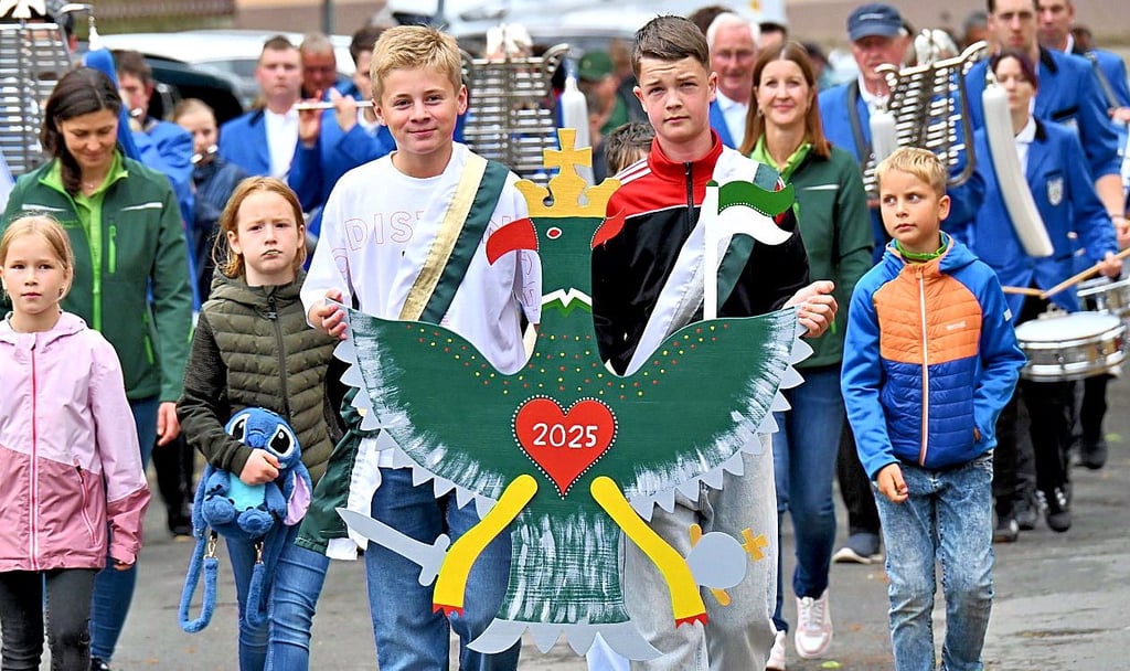 Marian Jorde (l.) und Collin Siebert, Platz 1 und 2 im Vorjahr, tragen den Adler zum Wettkampfplatz.