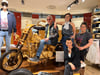 Martin Wiedenbach mit seinem Holzmotorrad - flankiert von Kathleen Rabe, Franziska Mundt und Britta Henecke (von links).
