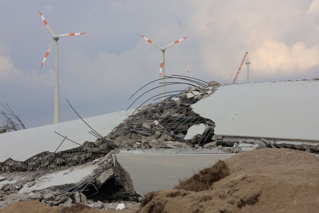 Trümmer des Turms einer Windenergieanlage liegen am Boden nach der Sprengung im Windpark Druiberg.