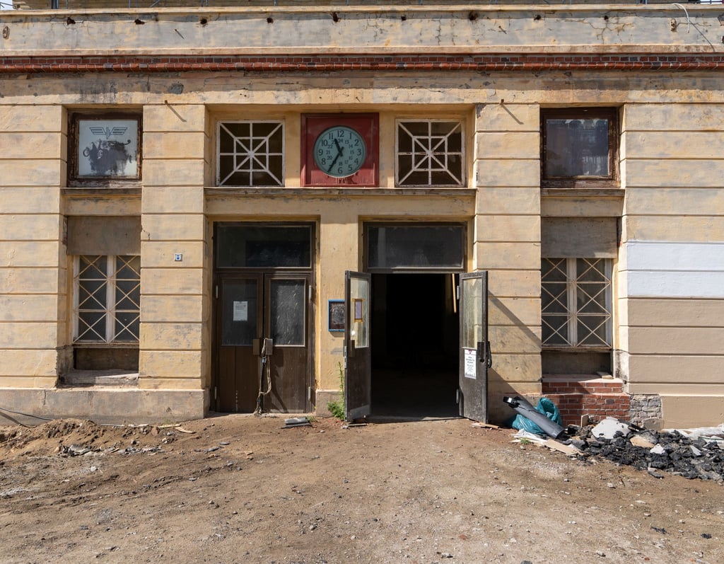 Die Deutsche Bahn will mehrere Bahnhöfe in Brandenburg während der Sanierung der Strecke Berlin-Hamburg runderneuern. (Archivbild)