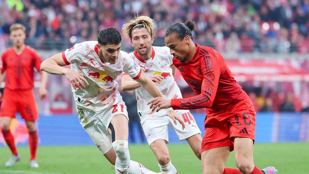 Kosta Nedeljkovic (l.) behauptet sich gegen Bayern-Star Leroy Sané.