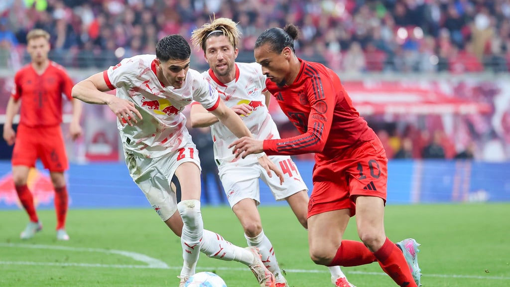 Kosta Nedeljkovic (l.) behauptet sich gegen Bayern-Star Leroy Sané.