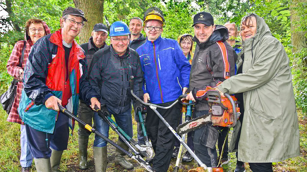 Christa Merker (von links), Helmut Huchel, Reinhard Langkau, Bernd Fritzsche, Daniel Roscher, Matthias Meinecke, Christiane Huchel, Christian Waeke, Udo Pause und Andrea Langkau zählen beim Arbeitseinsatz am Jägersteg zu den tatkräftigen Helfern.