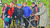 Christa Merker (von links), Helmut Huchel, Reinhard Langkau, Bernd Fritzsche, Daniel Roscher, Matthias Meinecke, Christiane Huchel, Christian Waeke, Udo Pause und Andrea Langkau zählen beim Arbeitseinsatz am Jägersteg zu den tatkräftigen Helfern.
