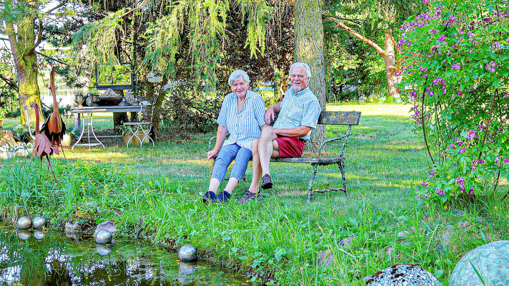 Marietta und Hans-Günther Rose aus Kümmernitz bei Havelberg genießen selbst gern ihre Gartenidylle.