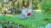 Marietta und Hans-Günther Rose aus Kümmernitz bei Havelberg genießen selbst gern ihre Gartenidylle.