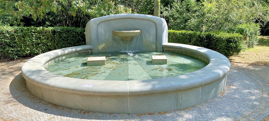 Der Brunnen im Kurpark vor dem Portal hat vorerst keine Figuren mehr. Die Ermittlungen nach dem Diebstahl dauern an.