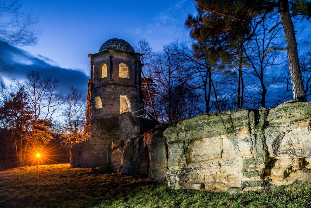 Blaue Stunde am Belvedereturm in Halberstadts Spiegelsbergen, eingefangen im Winterhalbjahr. Beim diesjährigen Parkfest gibt es auch am Belvedere einen Programmpunkt.