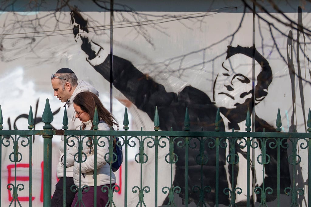 Wandbild von Elon Musk. Unternehmen in Deutschland ziehen sich zumindest teilweise von Musks Plattform X zurück.