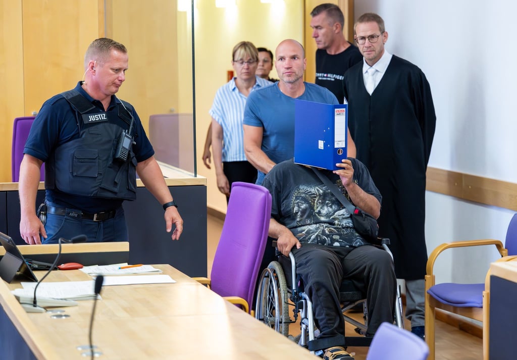 Über seinen Verteidiger räumte der Beschuldigte (verdeckt) die Taten vollumfänglich ein.