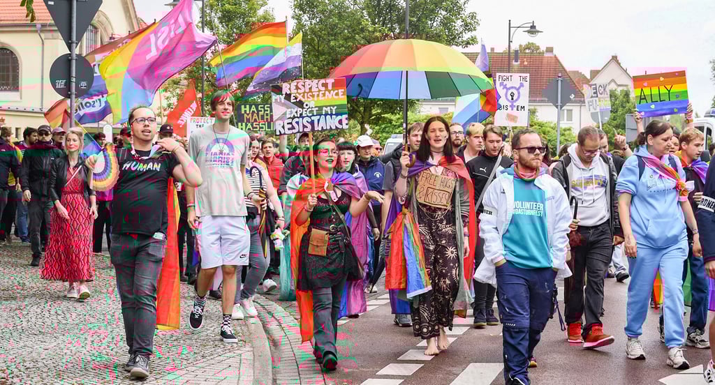 Teilnehmer des CSD-Umzugs brechen nach einem Zwischenstopp am Bahnhof auf in Richtung Hochschule, wo es einen erneuten Stopp gab.