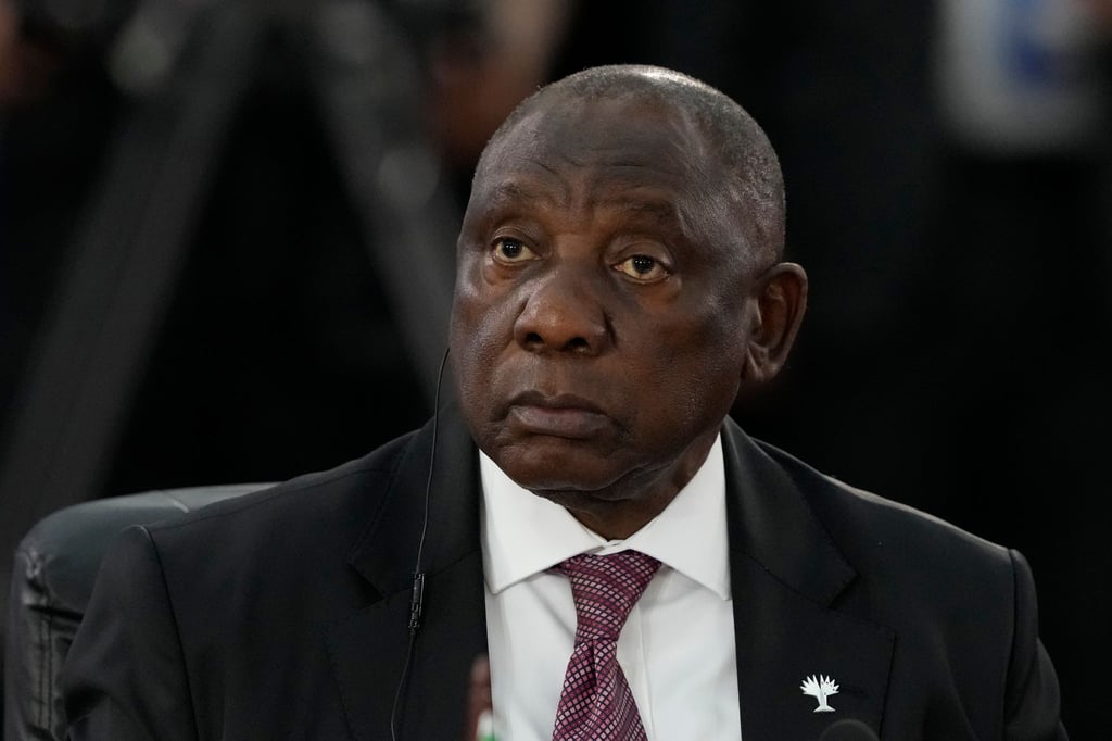 Ramaphosa richtet eine Kommission ein, die die Vorwürfe gegen den Polizeiminister untersuchen soll.