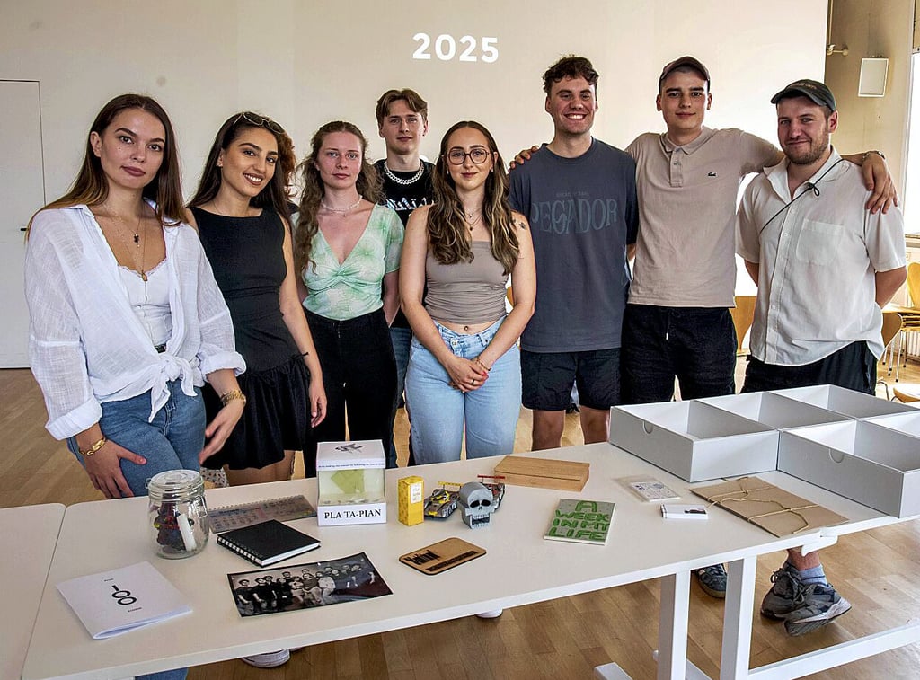 Studenten der Hochschule Anhalt befüllten fünf Kartons, die als Zeitkapsel dienen, mit Dingen aus unserer Gegenwart. In 100 Jahren sollen diese geöffnet werden und nachfolgenden Generationen Einblick in die Vergangenheit geben.