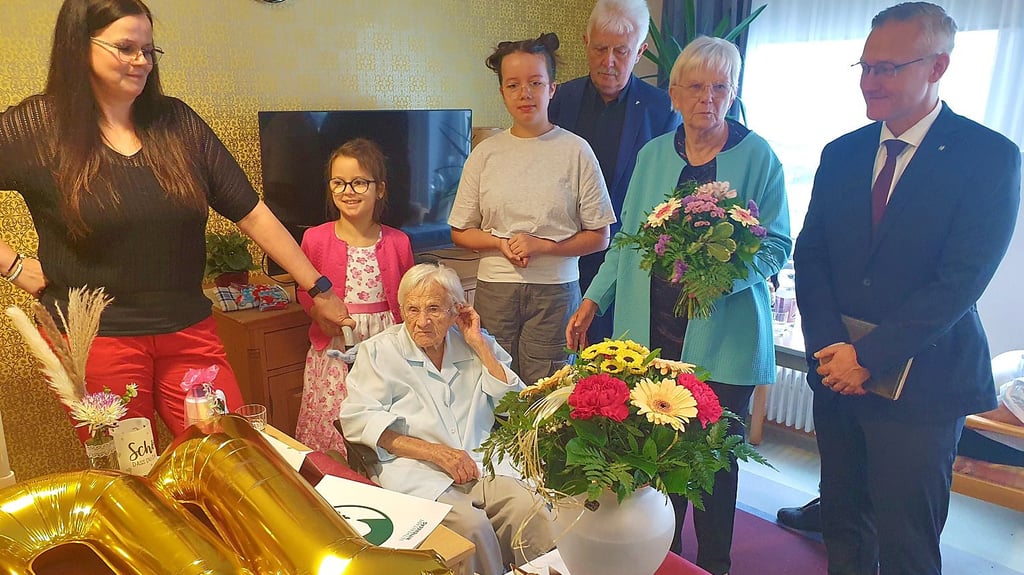 Die Jubilarin Alice Behrendt im Kreis ihrer Familie, mit Enkelin Andrea Cassel, mit den Urenkelinnen Olivia und Emilia, mit Schwiegersohn Bodo und Tochter Ellen Liebich sowie Wittenberg Bürgermeister Andé Seidig (r.).