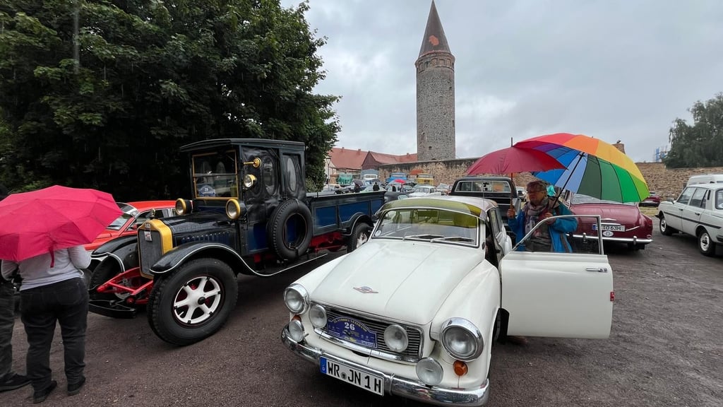 Historische Autos, Motorräder und Nutzfahrzeuge haben an der 25. Oldtimer- Rallye Curbici Veterano in Zörbig teilgenommen. Vor dem Schloss konnten die Oldtimer besichtigt werden, bevor die erste Tour nach Dessau startete.