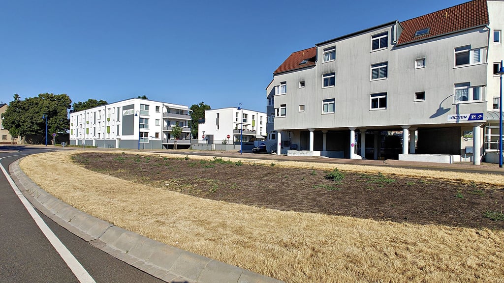 Der Zustand des Kreisel in der Mühlstraße ist für viele Bürger ein Ärgernis. Der Rasen ist verbrannt, auf der kahlen Innenfläche wächst erneut Unkraut.