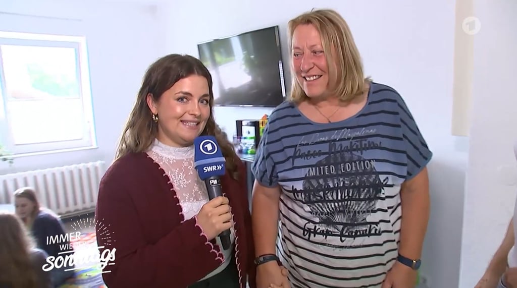Der Schauspielerin Ronja Forcher (l.) unterlief bei „Immer wieder sonntags“ ein kleiner Fehler.