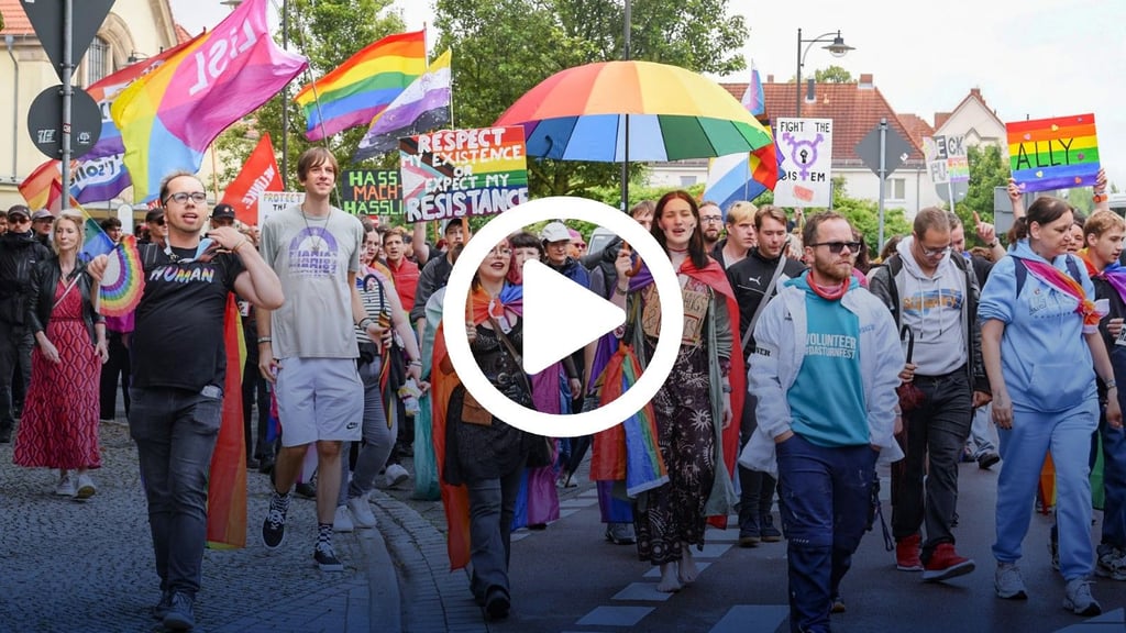 Teilnehmer des CSD-Umzugs brechen nach einem Zwischenstopp am Bahnhof auf in Richtung Hochschule, wo es einen erneuten Stopp gab.