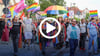 Teilnehmer des CSD-Umzugs brechen nach einem Zwischenstopp am Bahnhof auf in Richtung Hochschule, wo es  einen erneuten Stopp gab.