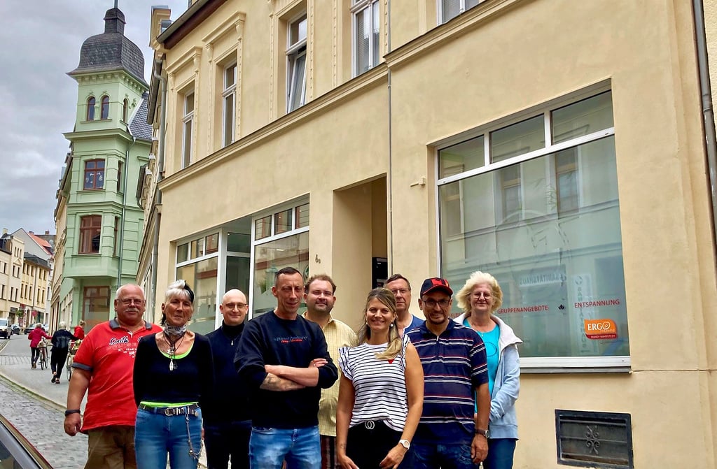 Glückliche Mieter: Fahrschullehrer Alexander Cichy (4. von links), Ergotherapeutin Mandy Nahrstedt (4. von rechts) und Mitglieder ihrer Selbsthilfegruppen.