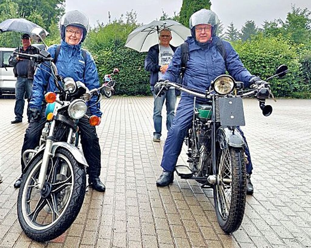 Eva Borchardt (l.) kam auf einer Suzuki GS 400L von 1984, Axel Borchardt mit einem NSU Tourenmodell von 1925.