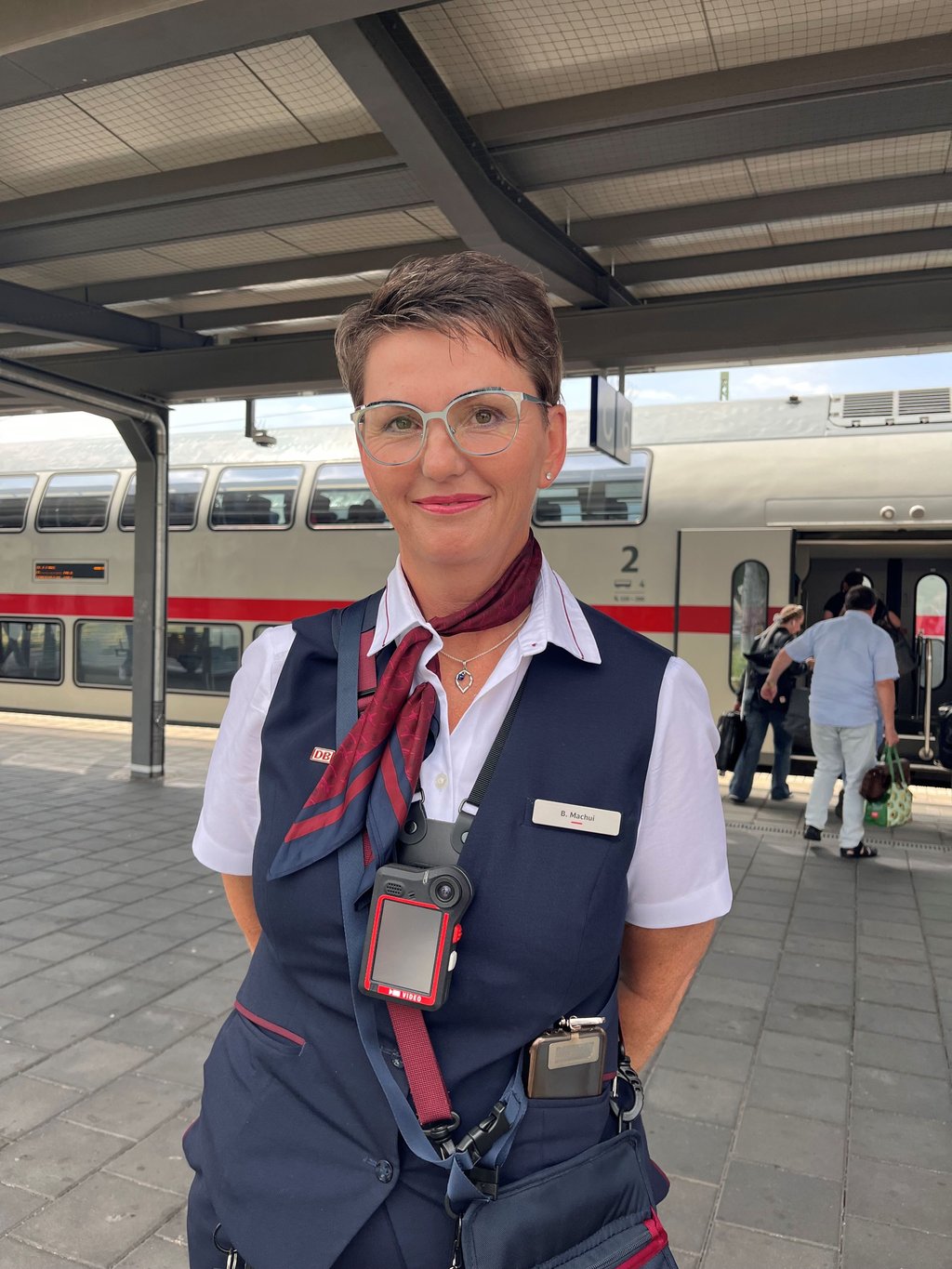 Bianka Machui von DB Regio mit Bodycam am Magdeburger Hauptbahnhof.
