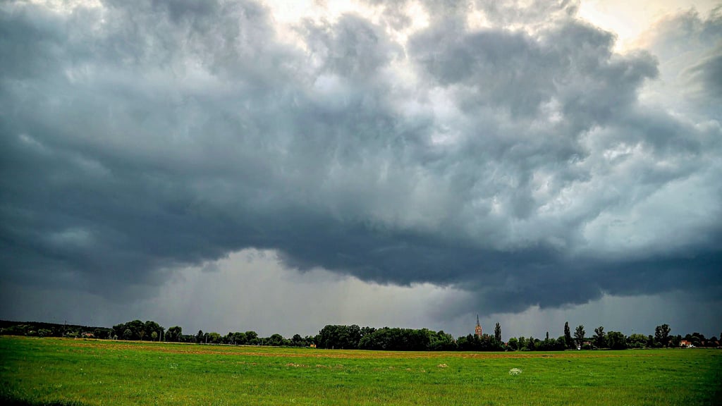 Diese beeindruckende dunkle Wolkenfront zieht am Abend des 8. Juni – hier über Kemberg – auf und lässt Schlimmes erwarten. Zum Glück bleibt es aber nur bei Regen und kurzen Windböen, die keinen Schaden anrichten. Das Regengebiet kam von Magdeburg und zog über den gesamten Landkreis.