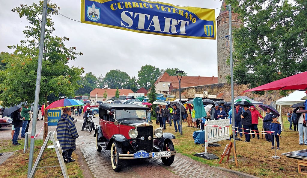 Am Start zur Rallye nach Dessau werden den Zuschauern jedes Fahrzeug und jeder Fahrer vorgestellt.