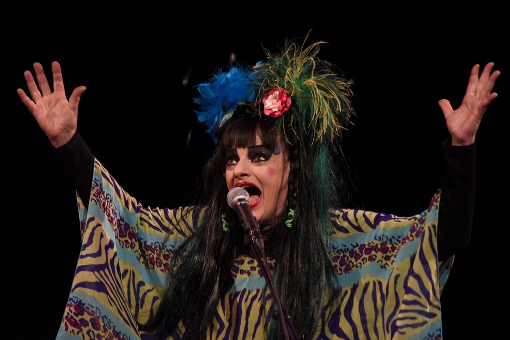 Nina Hagen ist – neben ihrer gewaltigen Stimme – vor allem durch schrille Outfits und ihre extravagante Persönlichkeit bekannt.