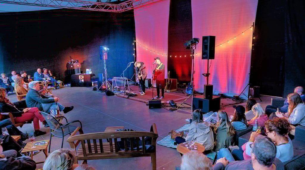 Wohnzimmeratmosphäre herrschte am Sonnabendabend auf der Bühne des Zeitzer Schlossparkes, wo Phil Holstein, Singer-Songwriter aus Zeitz, gemeinsam mit seinem Gitarristen Tobias Thiel spielten und den Auftakt zum Gartenträume-Picknicktag gaben.