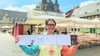 Carolin Reichelt aus Wernigerode zeigt stolz ihre Stempel von den Etappenzielen ihres Pilgerweges und trägt die Pilgermuschel um den Hals, die Pilger auf dem Jakobsweg bei sich tragen müssen.