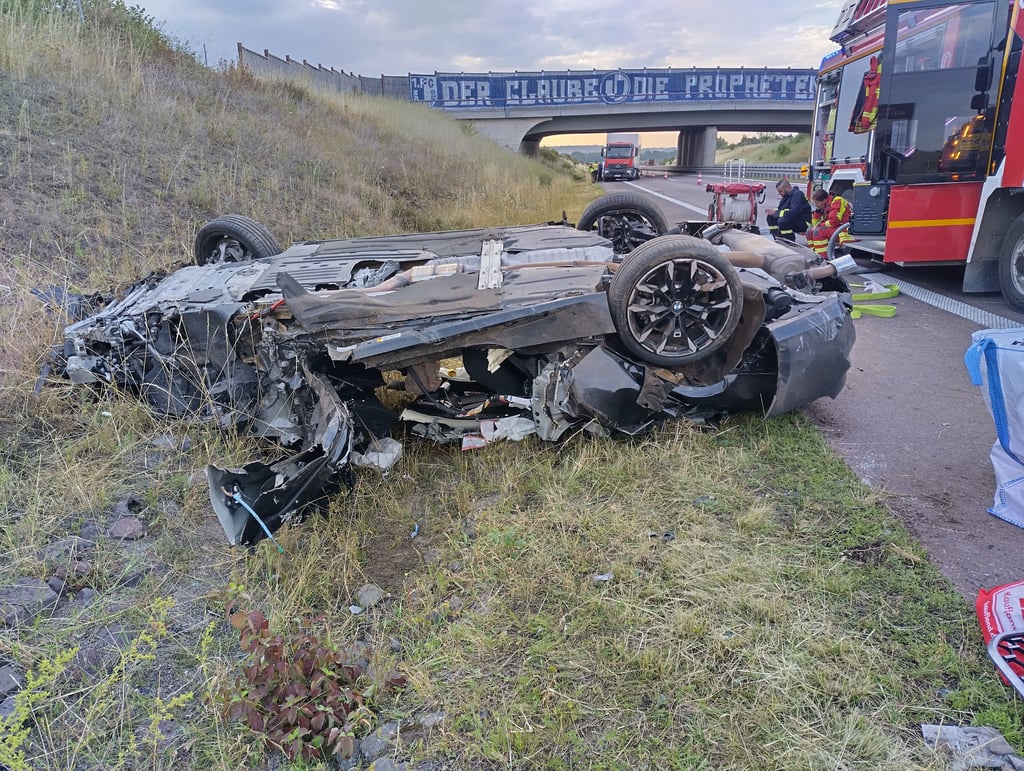 Viel übrig geblieben ist nicht mehr von dem BMW, nachdem er sich mehrfach auf er A36 überschlagen hat.
