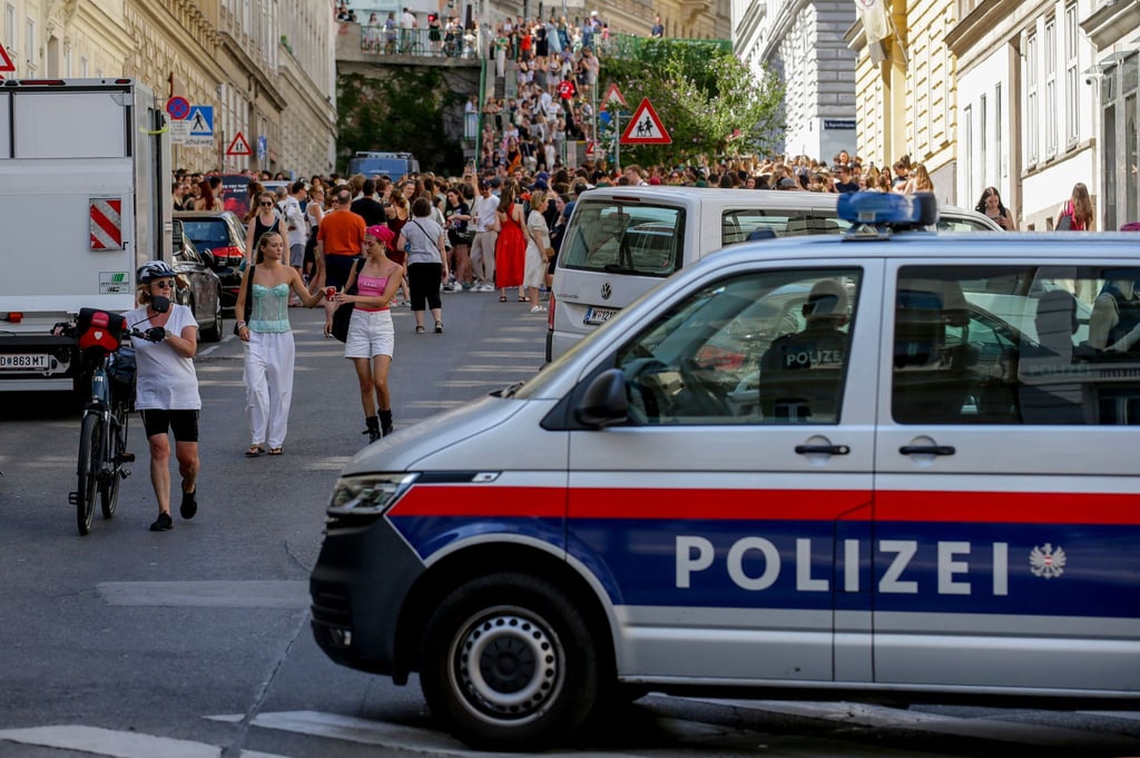 Ein Polizeiauto steht in der Nähe von versammelten „Swifties“, nachdem im Sommer 2024 Konzerte abgesagt wurden aus Angst vor einem Terroranschlag. (Archivbild)