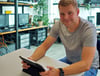 Wer mit seinem Smartphone, Tablet oder PC nicht klarkommt, kann sich an Felix Malcherczyk wenden. Der 29-Jährige kennt sich aus. 