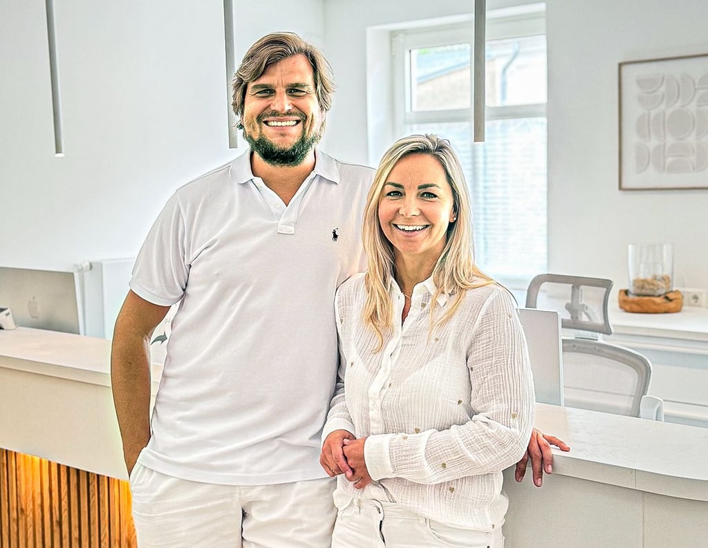 Das aus Staßfurt beziehungsweise Hohenerxleben stammende Ärzte-Ehepaar Dr. Robert und Dr. Carolin Flieger fühlt sich sichtlich wohl am Greifswalder Bodden und hier in der Praxisgemeinschaft in Grimmen.