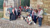 Die Teilnehmer des Sommerkunstcamps auf dem Abschlussfoto in der alten Brückenmühle mit einer der neu gestalteten Bänke