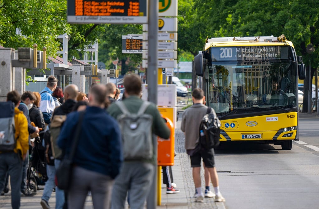 Aus Personalmangel fährt die BVG seit Monaten nicht die eigentlich bestellen Bus-Kilometer - und das wird auch noch länger so bleiben. (Archivbild)