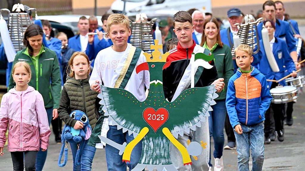 Marian Jorde (l.) und Collin Siebert, Platz 1 und 2 im Vorjahr, tragen den Adler zum Wettkampfplatz.
