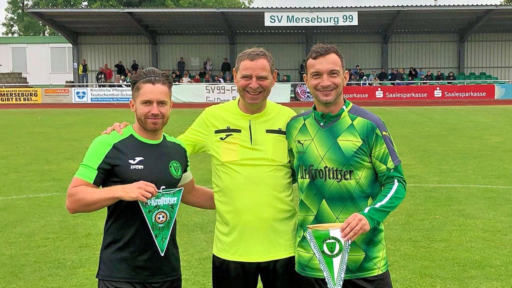 Der SV Merseburg 99 feiert sein 125-jähriges Bestehen mit einem besonderen Spiel gegen Bundesliga-Legenden. Fifa-Referee Bernd Heynemann und die Spielführer Daniel Ziebig und Ronny Schwerdtfeger (li.) vor dem Anpfiff.