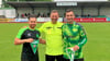 Der SV Merseburg 99 feiert sein 125-jähriges Bestehen mit einem besonderen Spiel gegen Bundesliga-Legenden. Fifa-Referee Bernd Heynemann und die Spielführer Daniel Ziebig und Ronny Schwerdtfeger (li.) vor dem Anpfiff. 