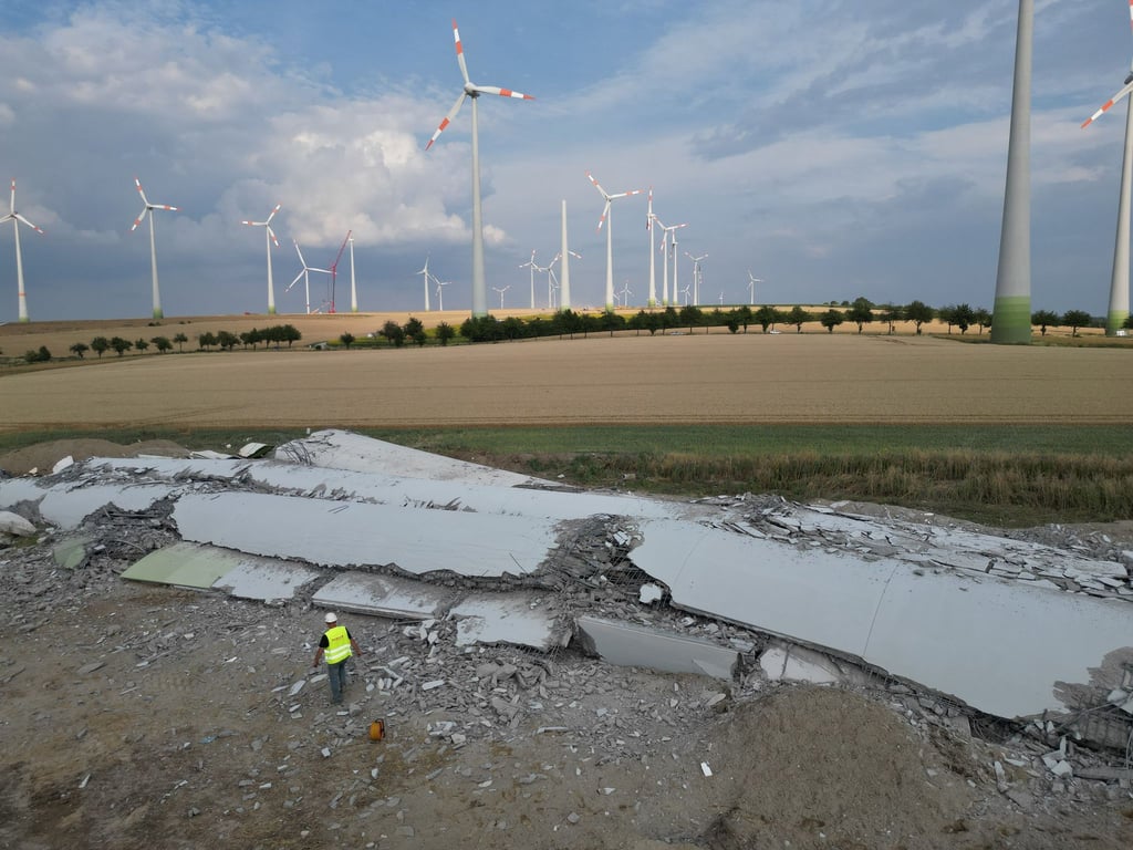 Im Windpark Druiberg hat die Sprengung von Windkraftanlagen begonnen.