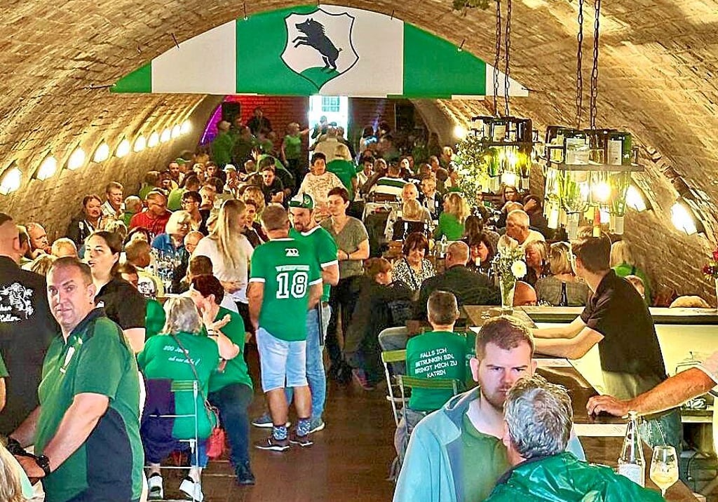 Die über 200 Besucher des Frühschoppens warten auf den Einzug der Spielmannszüge.