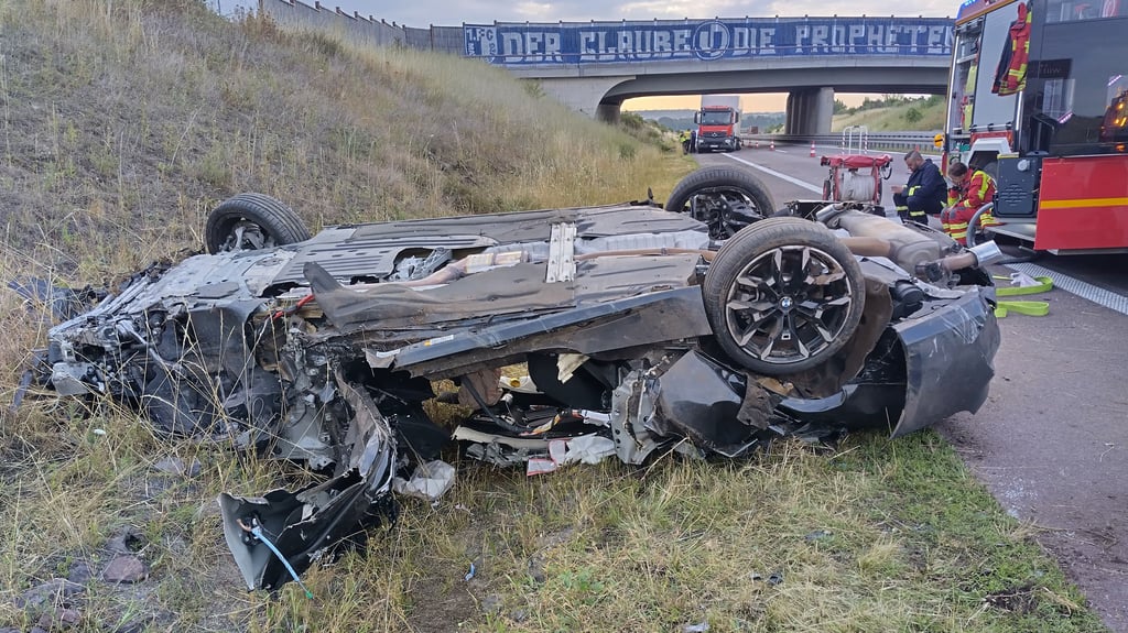 Viel übrig geblieben ist nicht mehr von dem BMW, nachdem er sich mehrfach auf er A36 überschlagen hat.