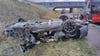 Viel übrig geblieben ist nicht mehr von dem BMW, nachdem er sich mehrfach auf er A36 überschlagen hat.