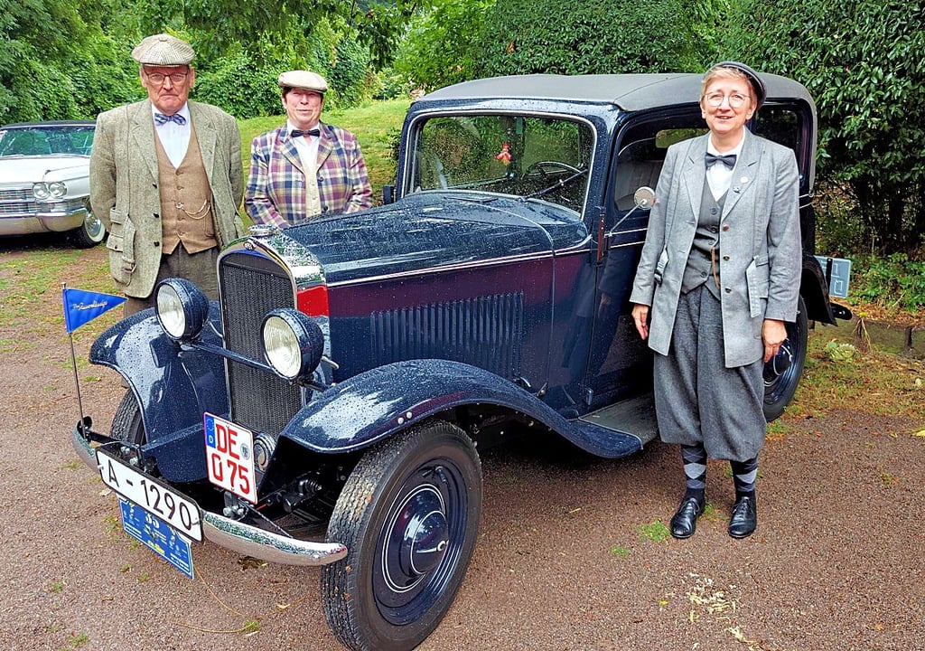 Stilecht fahren Bernd und Edeltraut Dieffenbacher sowie Evelyne Weimann (M.) mit dem Opel 1290 am Zörbiger Schloss vor.