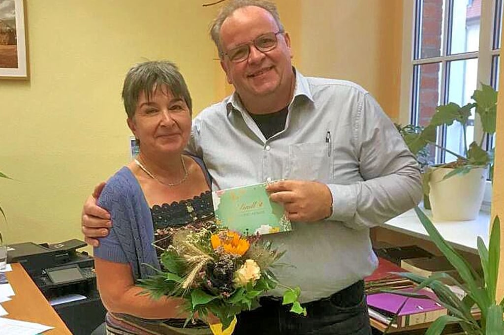 Guido Eisbein, langjähriger Vorsitzender des Fördervereins des Burger Gymnasiums, dankt Ute Baenke zum Abschied.