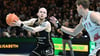 Arnas Velicka (l) verlässt die Basketball Löwen Braunschweig.