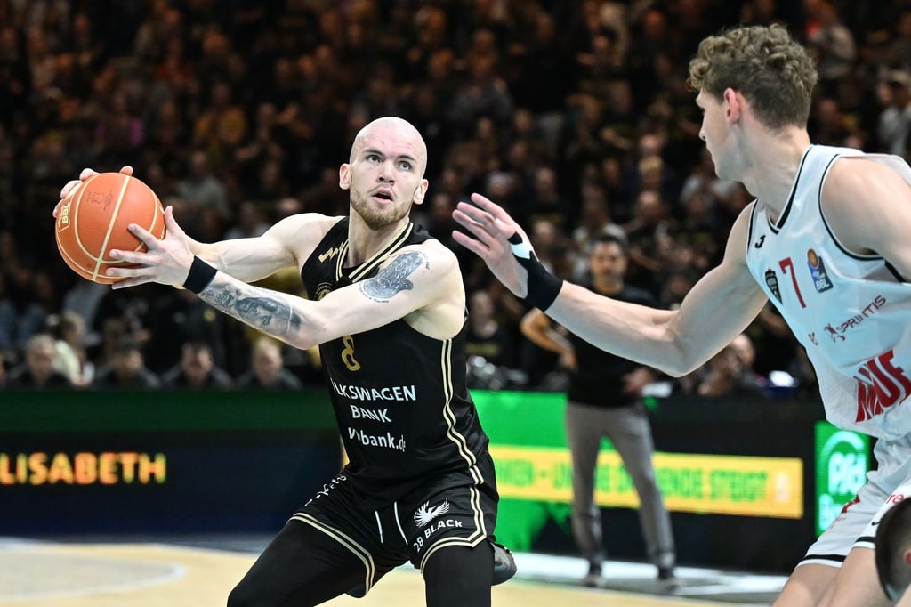 Arnas Velicka (l) verlässt die Basketball Löwen Braunschweig.